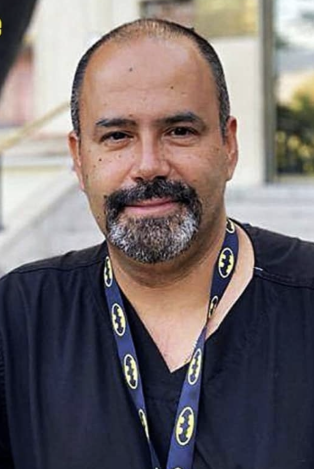 El Prof. Mura operando con microscopio